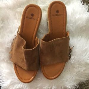 Ruff Hewn wedge slides size 9 camel color